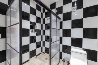 Top Location Downtown + 2 Queen Beds + AC & WiFi - 8