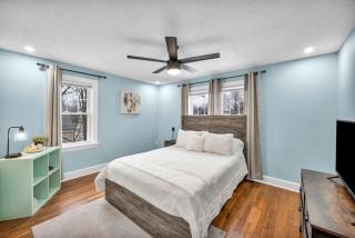 Cozy 3BR Tudor Home w Spacious Backyard - 3