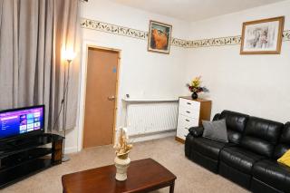 Charming Double Room with TV & Workspace - 8