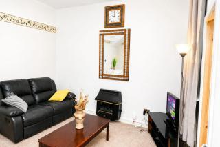 Charming Double Room with TV & Workspace - 1