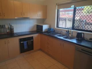 Comfy private room & ensuite, near shops & lake - Cypress Gardens - 3