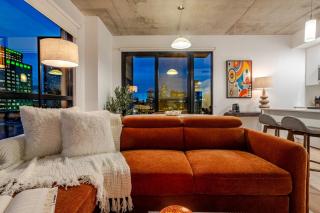 Luxury High-Rise Stay - 9