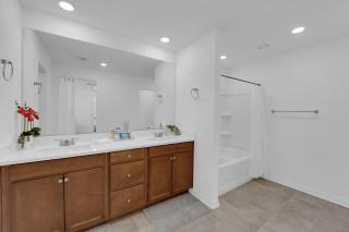 2700SF Modern Home Near Strip Fiber WiFi and OLED TV - 8