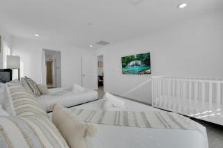 2700SF Modern Home Near Strip Fiber WiFi and OLED TV - 6