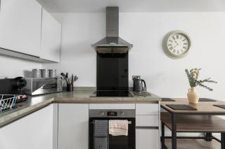 2-Bedroom Heathrow Apartment With Free Parking Near Ashford Station - 5
