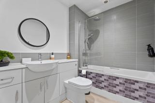 2-Bedroom Heathrow Apartment With Free Parking Near Ashford Station - 6