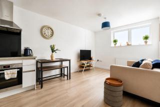 2-Bedroom Heathrow Apartment With Free Parking Near Ashford Station - 7