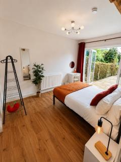 Spacious 3-Bed Home in Wraysbury with Garden near Heathrow - 2