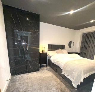 Cozy 3 Bedroom Apartment with Free Secure Car Park - 6