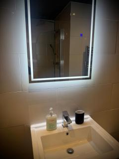 Cozy 3 Bedroom Apartment with Free Secure Car Park - 5