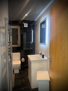 Cozy 3 Bedroom Apartment with Free Secure Car Park - 3