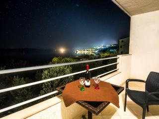 Villa Maslina-Olive two bedroom apartment with balconies and sea view Faros - 1