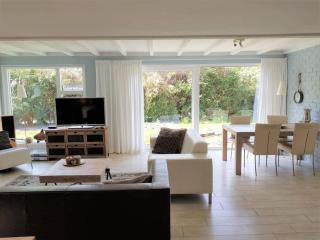 Family Villa with Jacuzzi & Large Garden - 8