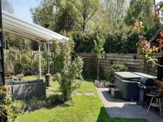 Family Villa with Jacuzzi & Large Garden - 7