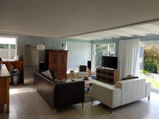 Family Villa with Jacuzzi & Large Garden - 9