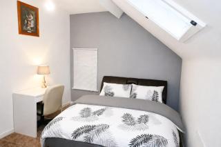 Bright Attic Room with Skylight & Workspace - 0