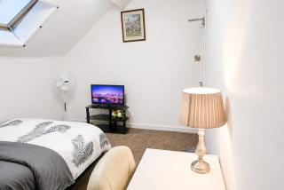 Bright Attic Room with Skylight & Workspace - 5