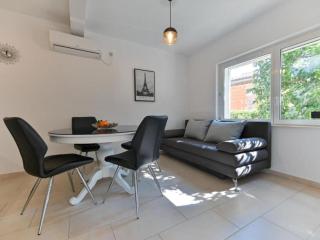 Two Bedroom Apartment with Terrace and Pool - 0