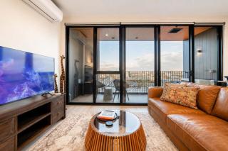 Central 1BR Apt - Balcony Kitchen & Bath - 2