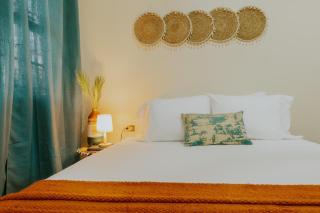 Bali-Inspired Studio Mins from Airport - 9