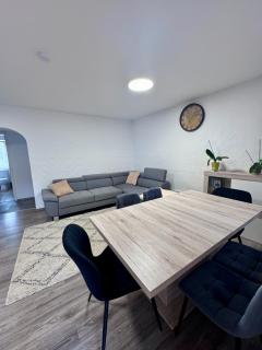 3-Room Apartment with Large Balcony - 4