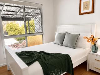4BR Family Home in Boronia Heights - 1