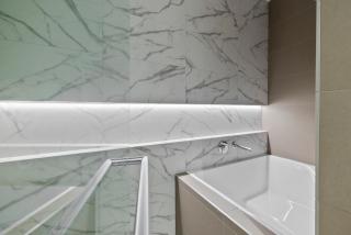 Elegant 2 Bed Westside Place CBD Heated Pool Gym Sauna Balcony - 6