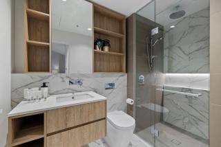 Elegant 2 Bed Westside Place CBD Heated Pool Gym Sauna Balcony - 8