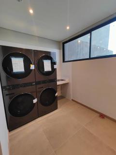 Modern Studio with King Bed and WiFi - 8