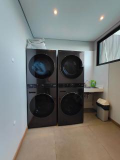 Modern Studio with King Bed and WiFi - 7