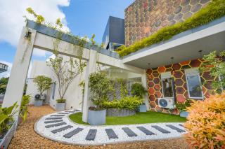 Bumblebee Hotel - 8