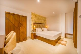Bumblebee Hotel - 2
