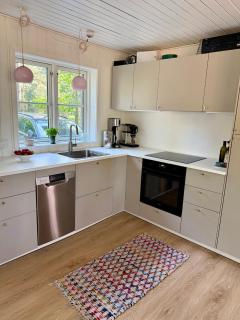 Charming Cottage Near Beach - 4