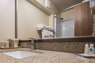 Comfort Inn & Suites - 6