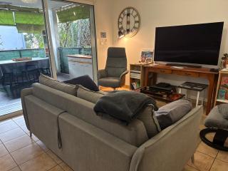 Appartement climatisé, grande piscine & jardin tropical, centre de Saint-Pierre, parking privatif - 8