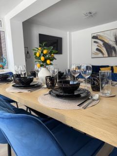 Modern 4-Bed House - Hot Tub & Sauna - Sleeps 14 - 5