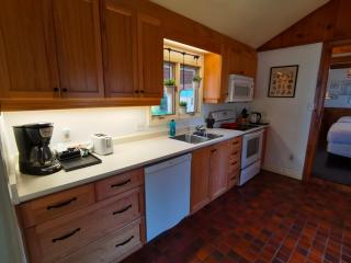 Sunrise Waterfront Cottage Panoramic Lake Simcoe Views & Screened Porch - 5