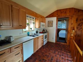 Sunrise Waterfront Cottage Panoramic Lake Simcoe Views & Screened Porch - 4