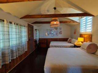 Sunrise Waterfront Cottage Panoramic Lake Simcoe Views & Screened Porch - 3