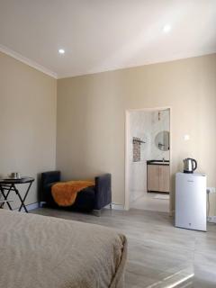 Stay Low Apartments & Lodge - 9