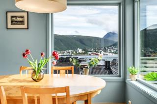 Arctic Heights With Spectacular Sea & Mountain View - 0