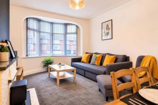 Spacious 4BR Walk to the Beach, Free Parking, Sleeps 9 - 8
