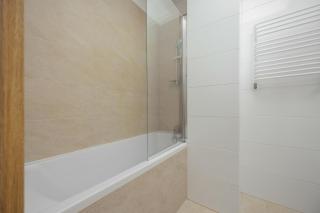 Cosy Studio with a Bath and Parking Space in Warsaw by Noclegi Renters - 6