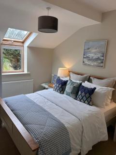 House Sleeps 6 with Parking and Patio - 4