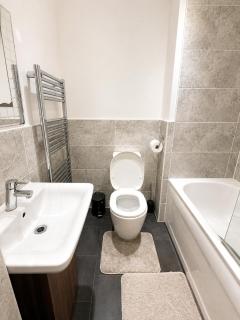 Modern 3-Bed Home Free Parking Fast Wi-Fi - 7