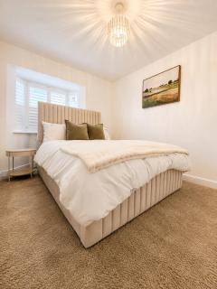 Modern 3-Bed Home Free Parking Fast Wi-Fi - 6