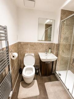 Modern 3-Bed Home Free Parking Fast Wi-Fi - 5