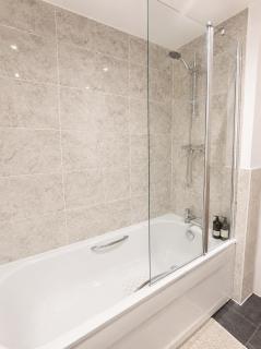 Modern 3-Bed Home Free Parking Fast Wi-Fi - 4