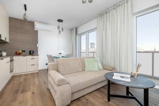 Family Apartment with Parking Close to Spodek by Noclegi Renters - 0