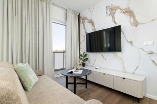 Family Apartment with Parking Close to Spodek by Noclegi Renters - 1